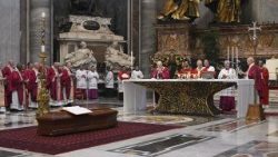 Die Trauerfeier für Kardinal Ruini im Petersdom