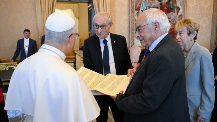 Il Papa riceve un dono