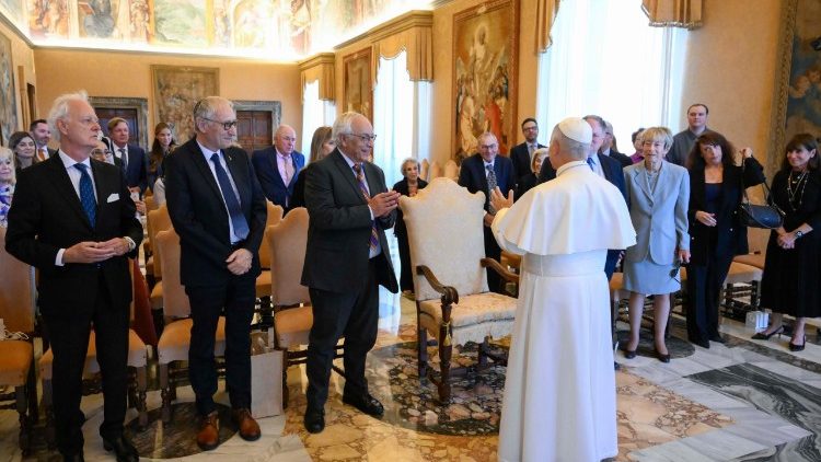 Il Papa saluta i membri della delegazione