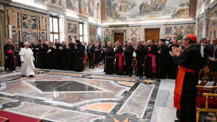L'arrivo del Papa in Sala Clementina per l'udienza con la Roaco