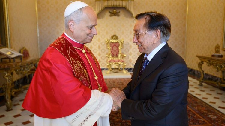 Der peruanische Staatspräsident José María Balcázar Zelada (rechts) ist am 18.6.2026 Vatikan von Papst Leo XIV. empfangen worden