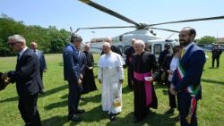 Il Papa è a Pavia dove è giunto con l'elicottero atterrato alle 14.39 nel Campo di Rugby CUS di Cravino