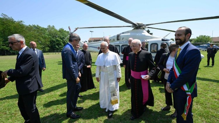 Il Papa è a Pavia dove è giunto con l'elicottero atterrato alle 14.39 nel Campo di Rugby CUS di Cravino