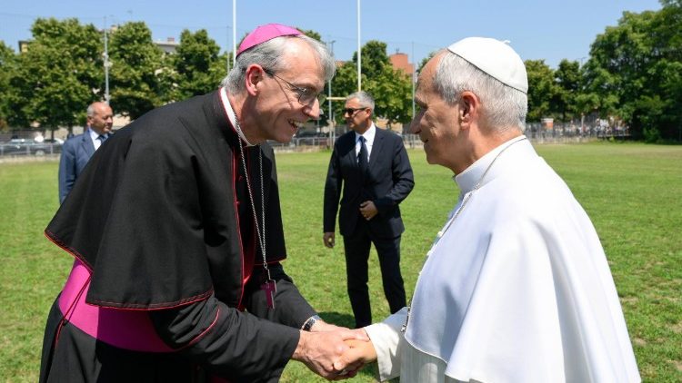 2026.06.20 Visita Pastorale a Pavia - Atterraggio nel Campo di Rugby CUS di Cravino