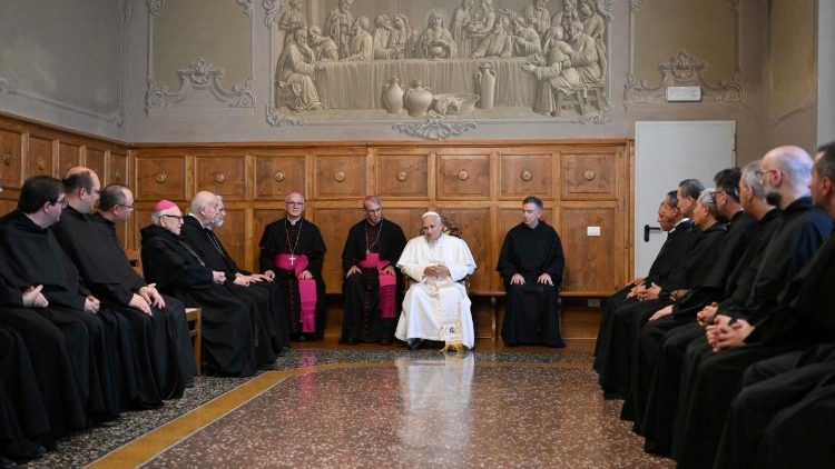 Papst Leo XIV. mit Mitbr&uuml;dern des Augustinerordens in Pavia