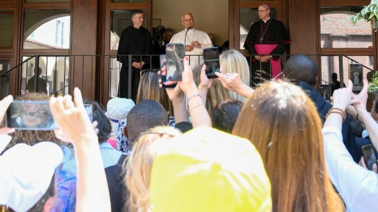 Le message du Pape dans le clo&icirc;tre de la communaut&eacute; des Augustins .