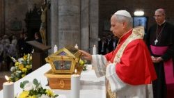 Lev XIV. u křišťálové schránky s ostatky sv. Augustina, Bazilika San Pietro in Ciel d'Oro