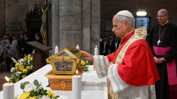 Lev XIV. u křišťálové schránky s ostatky sv. Augustina, Bazilika San Pietro in Ciel d'Oro