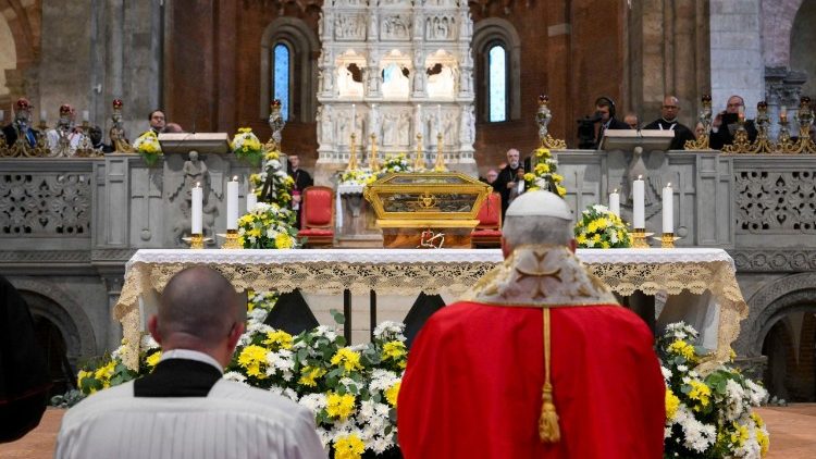 Papst Leo XIV. verehrt beim Wortgottesdienst in Pavia die Reliquien 