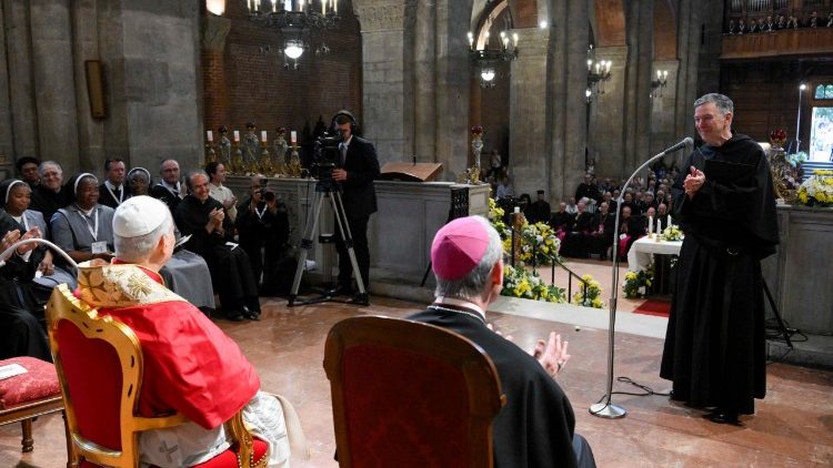 Il priore generale degli Agostiniani, padre Joseph Farrell, accoglie Leone XIV nella Basilica di San Pietro in Ciel d'Oro a Pavia. 