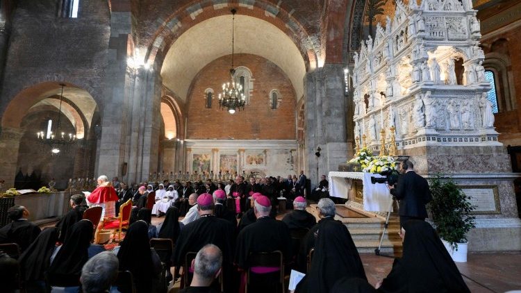 La foule de fid&egrave;les &agrave; l'int&eacute;rieur de la basilique Saint-Pierre-au-Ciel-d'Or .