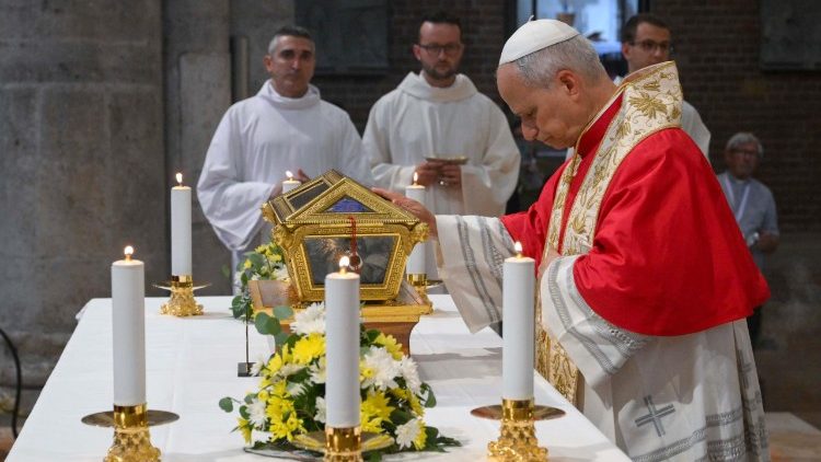 Le Pape L&eacute;on devant les reliques de saint Augustin d&eacute;pos&eacute;es sur l'autel.