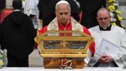 Papa Leone  nella Basilica di San Pietro in Ciel d'Oro durante la celebrazione della Parola e la venerazione delle reliquie di Sant'Agostino