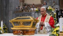 संत पापा लियो 14वें  पाविया में अपने प्रेरितिक दौरे की शुरुआत गोल्डन स्काई में संत पेत्रुस महागिरजाघर में