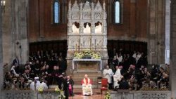 Popiežius Leonas Pavijoje. Vizitas Šv. Petro aukso danguje bazilikoje
