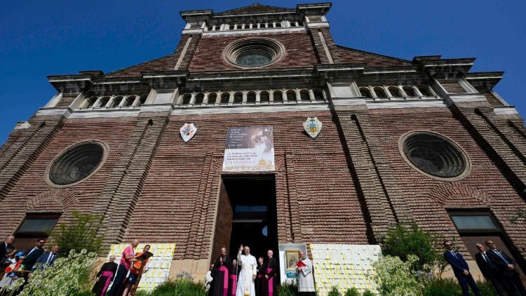 Il Papa all'esterno del Duomo di Pavia