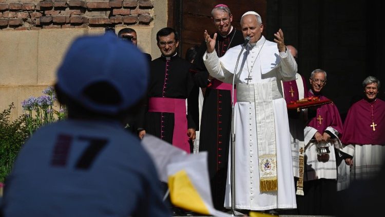 Il Papa parla a braccio all'esterno del Duomo di Pavia