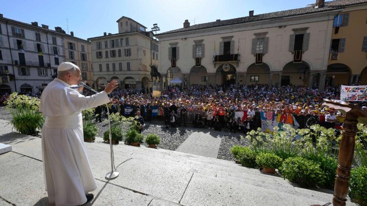 Il Papa all'esterno del Duomo di Pavia
