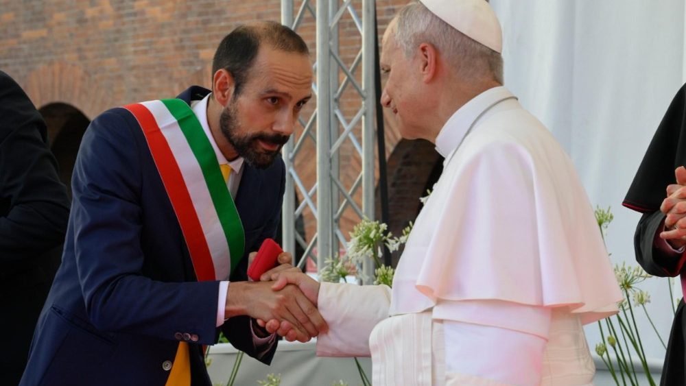 Le Pape salué par le maire de Pavie, Michele Lissia.