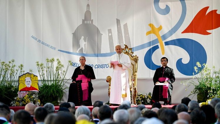 Papst Leo beim Besuch in Pavia an diesem Samstag