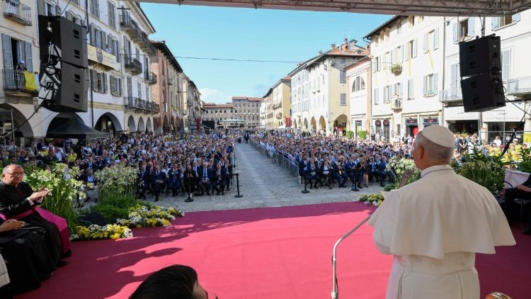 O Papa se encontra com os cidadãos de Pavia na Praça Vitória (Vatican Media)