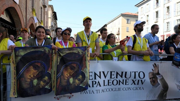 I cittadini di Pavia in Piazza Vittoria per l'incontro con Leone XIV