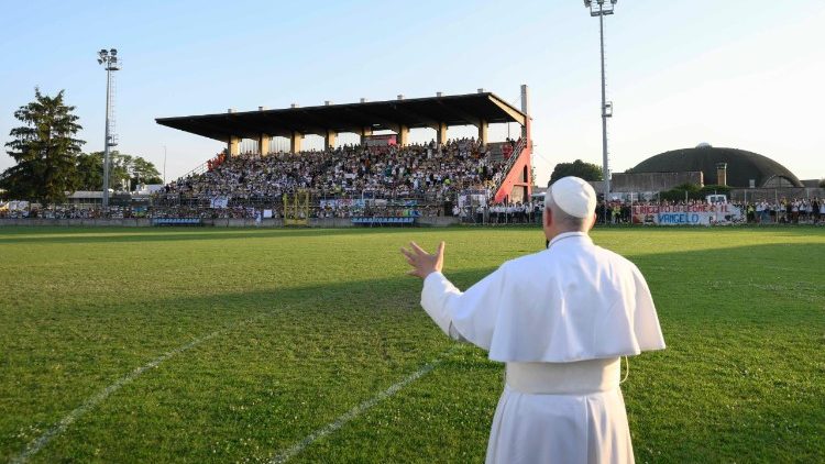 Il saluto del Papa ai giovani di Sant'Angelo Lodigiano nel campo sportivo