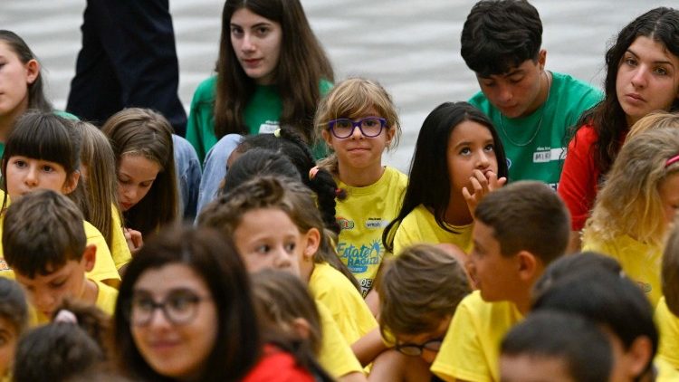 Teilnehmerinnen und Teilnehmer des diesj&auml;hrigen Sommercamps im Vatikan