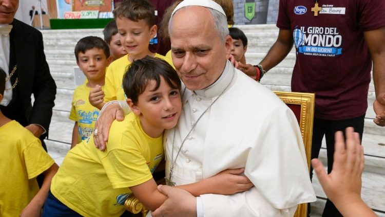 El Papa visita el campamento de verano del vaticano.