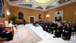 Папата с писатели от цял свят