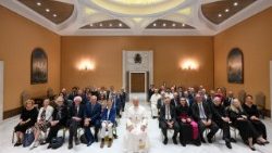 Audience du Pape avec des écrivains à l'occasion du centenaire de la fondation de la Librerie Éditrice Vaticane (LEV), ce mercredi 24 juin. 