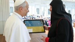 O cardeal Bychok presenteia o Papa Leão XIV com uma cruz e uma bandeira ucraniana que pertenceram a um soldado.