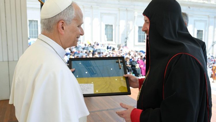 O cardeal Bychok presenteia o Papa Leão XIV com uma cruz e uma bandeira ucraniana que pertenceram a um soldado.