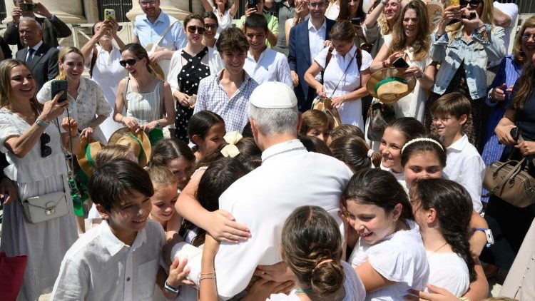 Leone XIV con un gruppo di bambini