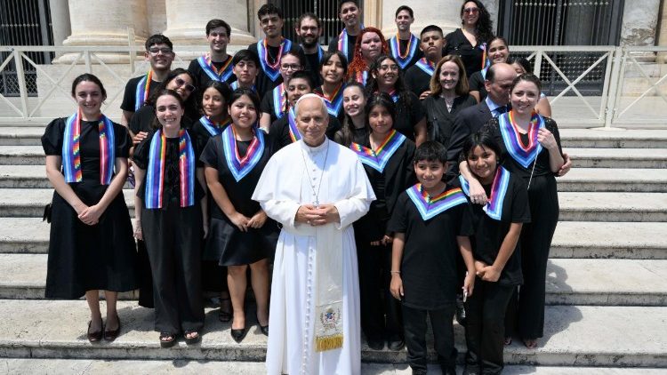 O Papa em registro com os membros do Centro Art&iacute;sitico Solid&aacute;rio Argentino