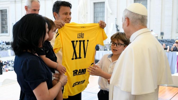 O Papa Le&atilde;o XIV ao receber presentes ao final da Audi&ecirc;ncia Geral