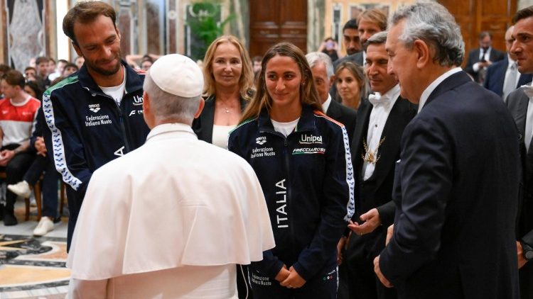 Il Papa stringe la mano ai nuotatori che da domani, 26 giugno, saranno impegnati nel Trofeo Sette Colli. 