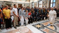 Questa mattina in Sala Clementina il Papa ha ricevuto in udienza i dirigenti della Federnuoto e gli atleti che da domani, 26 giugno, fino a domenica parteciperanno al 62mo Trofeo Sette Colli.