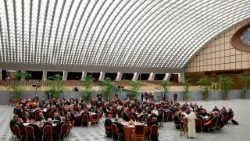 Sieht aus wie bei der Synode: Das Außerordentliche Konsistorium, eine vom Papst einberufene Versammlung aller Kardinäle der Weltkirche