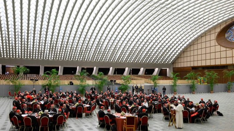 El Papa Le&oacute;n con los m&aacute;s de 130 cardenales que participan en el Consistorio 