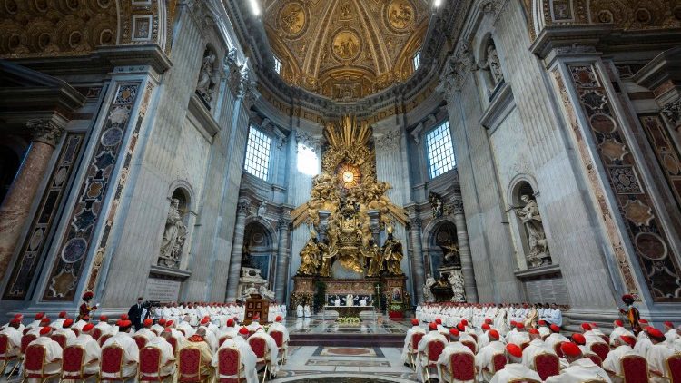 Papa com os cardeais na Bas&iacute;lica de S&atilde;o Pedro