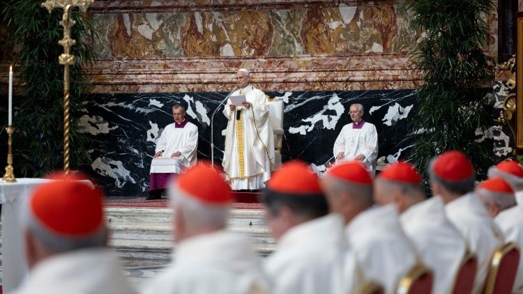 Leone XIV legge la sua omelia nella messa di apertura del Concistoro presieduta in basilica Vaticana