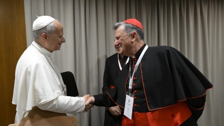 Il Papa saluta il cardinale Mario Grech