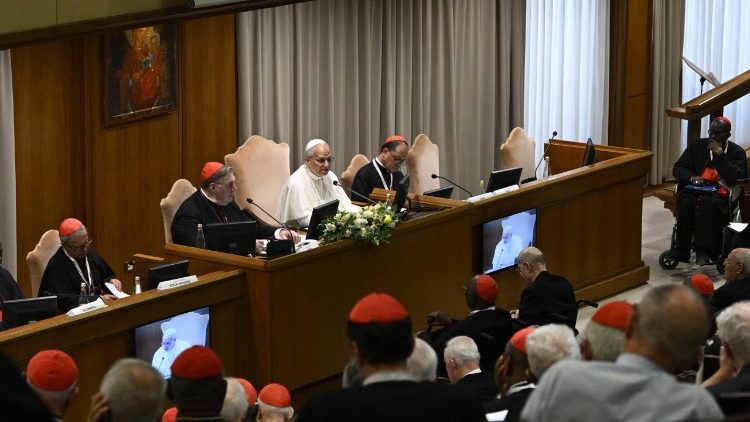 Il Papa parla in Aula del Sinodo