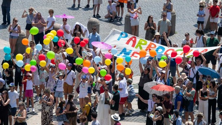 Fieles en la plaza de San Pedro a la hora del &Aacute;ngelus del Papa
