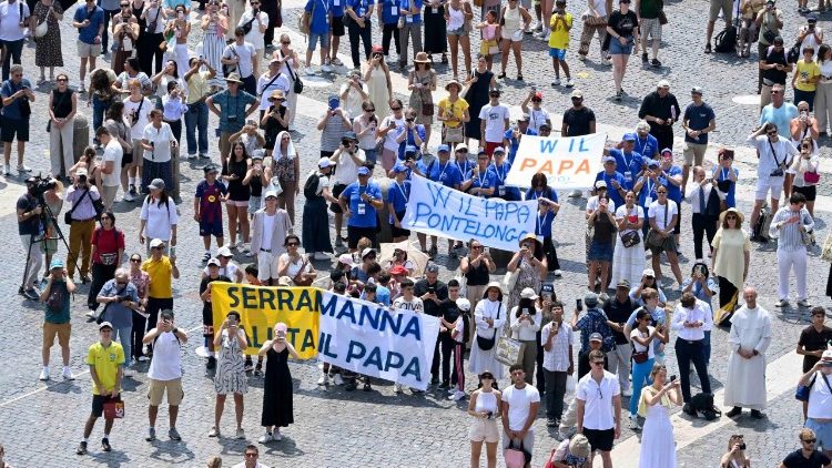 Auf dem Petersplatz an diesem Sonntag beim Angelus