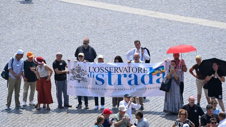 Una rappresentanza de "L'Osservatore di Strada" in Piazza San Pietro