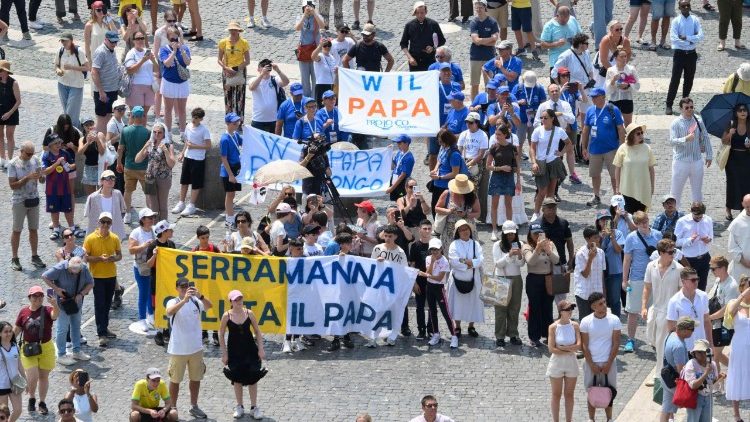 La folla di fedeli in Piazza San Pietro per l'Angelus del Papa