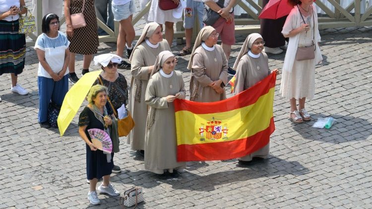 C&aacute;c t&iacute;n hữu tham dự Angelus c&ugrave;ng Đức Th&aacute;nh Cha