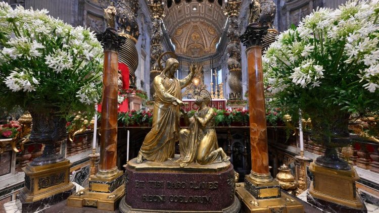 La statua di Cristo che consegna le chiavi a Pietro